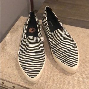 Extrafine black and white platform